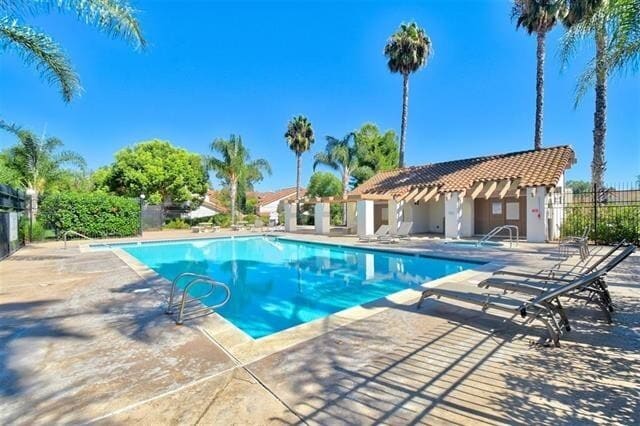 Building Photo - Escondido 3 Br Gated LOVELY Townhome 2 pat...