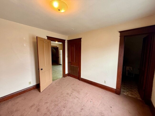 Building Photo - 909 S 6th Ave