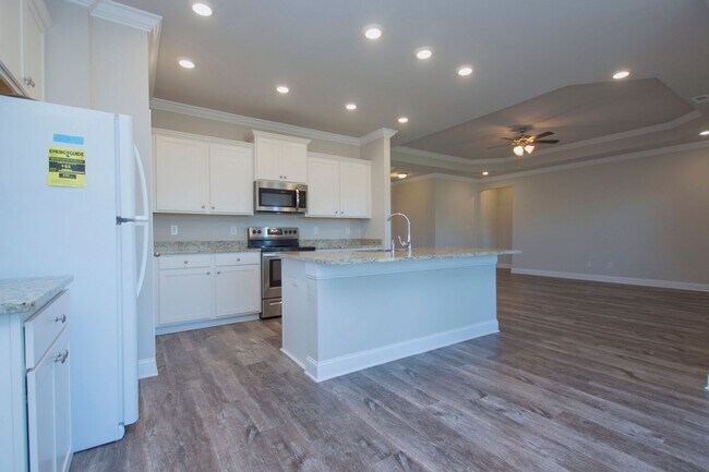 Building Photo - Move in special