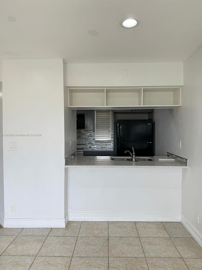 Building Photo - 9919 Twin Lakes Dr
