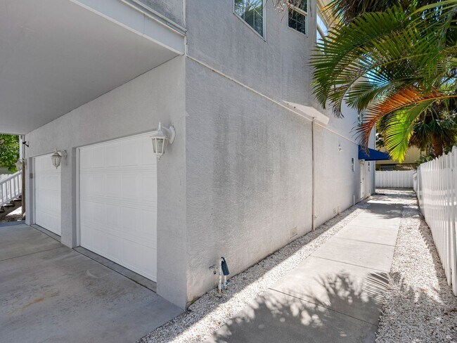 Building Photo - Steps to One of the Finest Beaches – Spaci...
