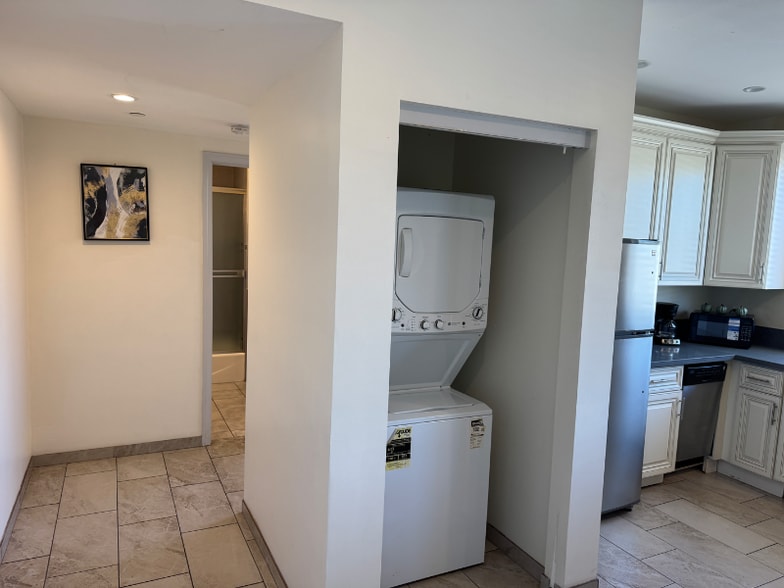 Building Photo - 953 Normandie Ave