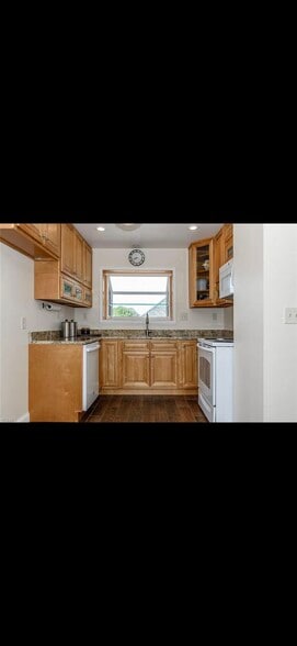 Building Photo - 5862 W 130th St