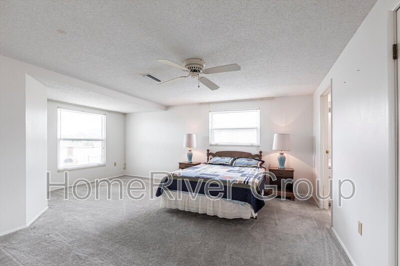 Building Photo - 6860 Kenwood Dr