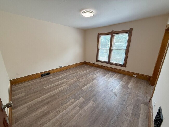 Building Photo - 116 Lathrop St