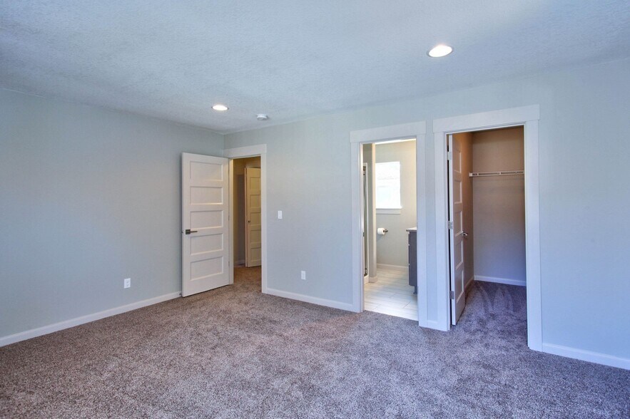 1st Master Suite - 9424 N Macrum Ave