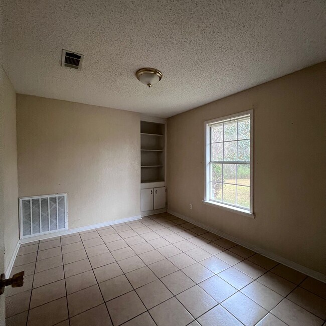 Building Photo - 161 Pinehill Mnr