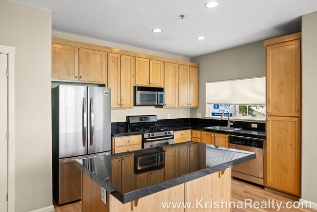 Building Photo - Spectacular 3BD* 2.5 BA* Condo*by Nike Wor...