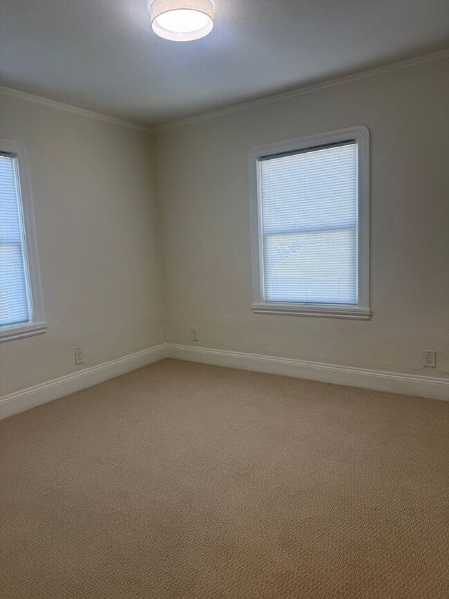 Building Photo - Great 2 Bedrooms 1 Bath Home