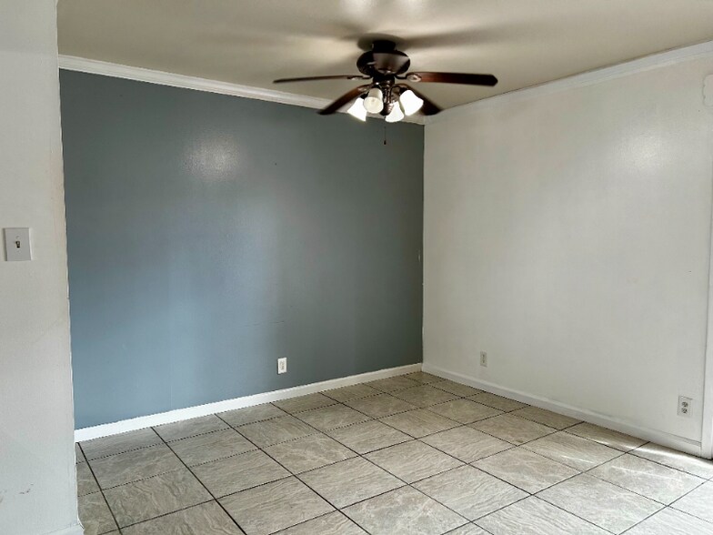 Building Photo - 305 Greenbriar St