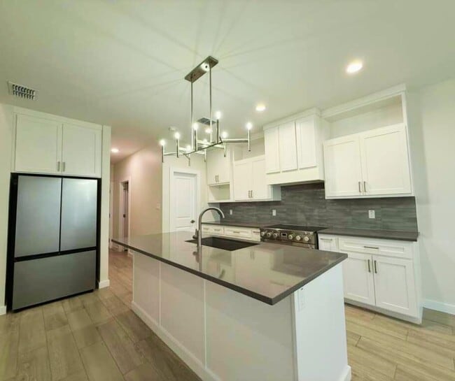 Building Photo - 7506 Cresta Bella St