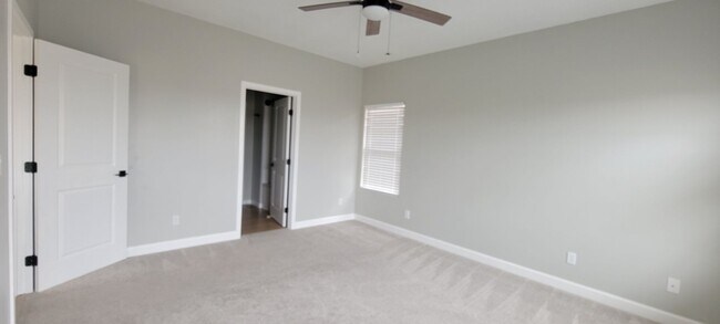 Building Photo - 3 bedroom/2.5 bath home