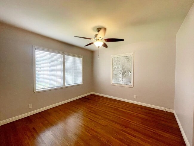 Building Photo - Beautiful Apartment in Small Duplex