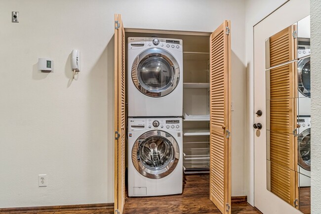 Building Photo - Spacious 1 Bed 1 Bathroom Capitol Hill Unit!