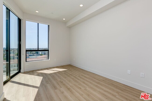 Building Photo - 3833 Dunn Dr