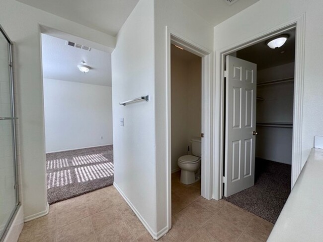 Building Photo - Spacious 3 Bedroom 2.5 Bathroom Condo in t...