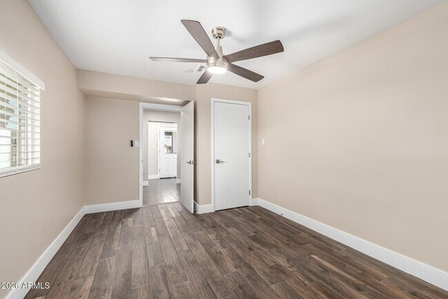 Building Photo - 7613 W Devonshire Ave