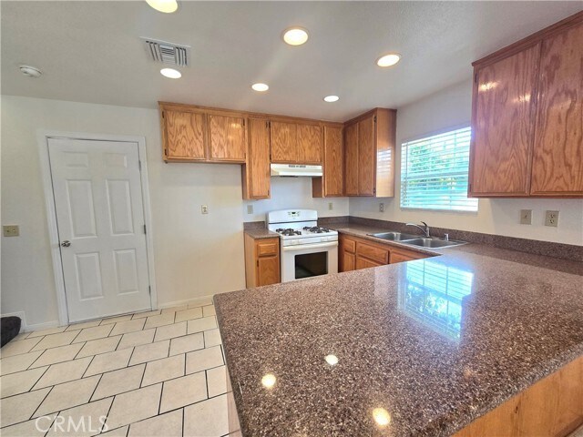 Building Photo - 8451 Oleander Ave