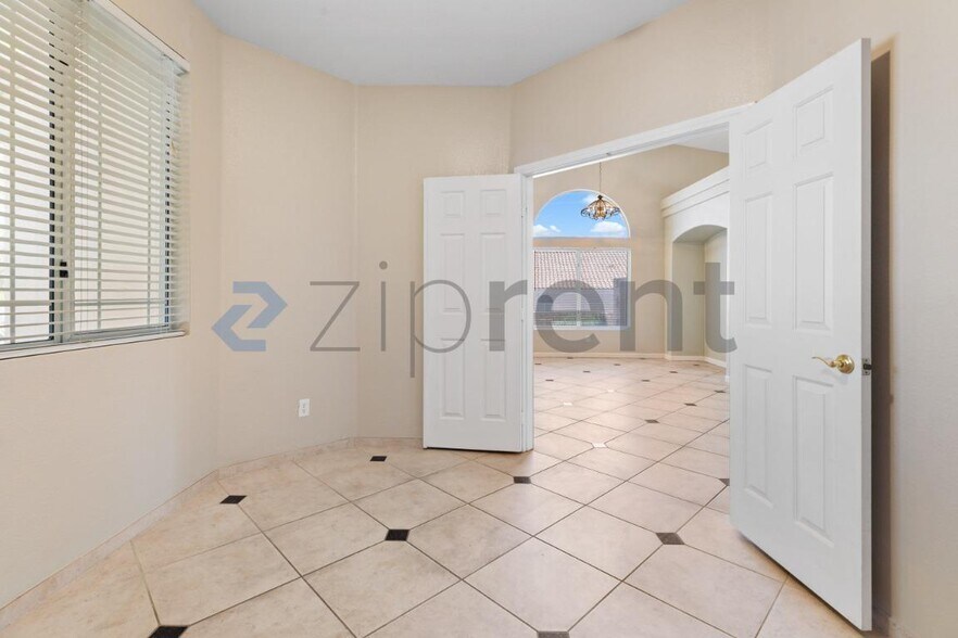 Building Photo - Unit