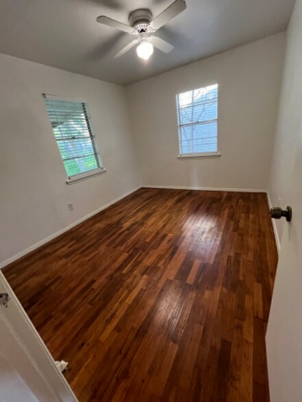 Building Photo - 102 E Pecan St