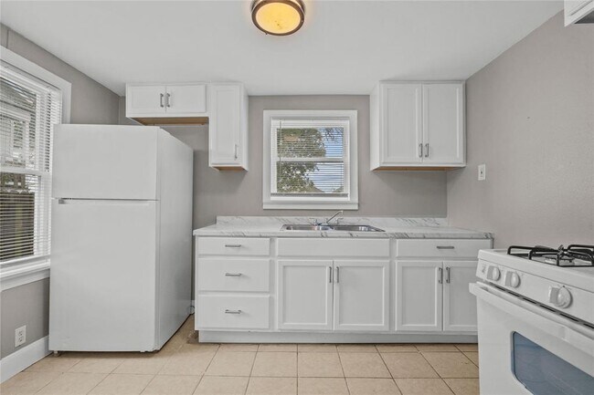 Building Photo - 4020 Avenue O 1/2
