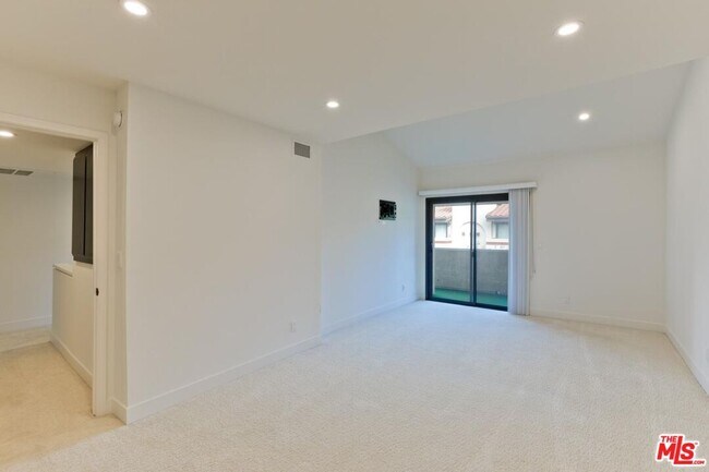 Building Photo - 6930 De Celis Pl