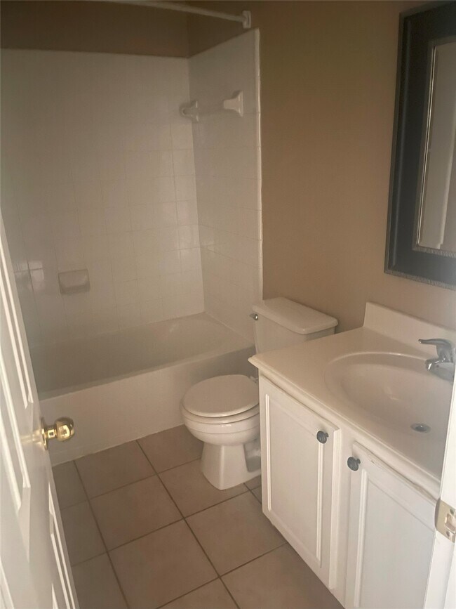 Building Photo - 5815 Vinemont Ln