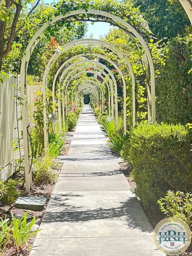 Building Photo - Charming 3BR|2.5BA Palo Alto Townhome – Pr...