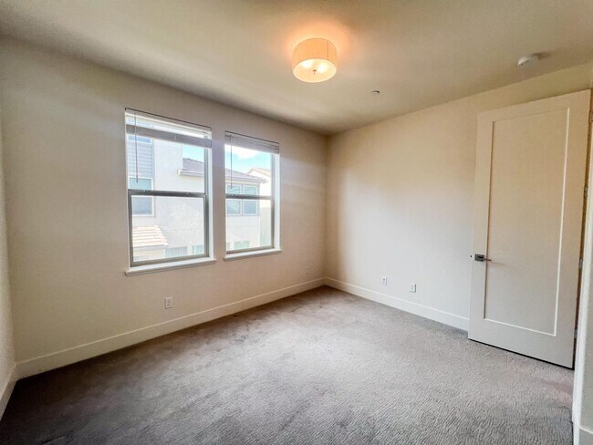 Building Photo - Newer Spacious 5 Bedroom Home Located in C...