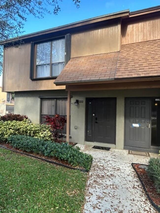 Building Photo - 818 Sandtree Dr