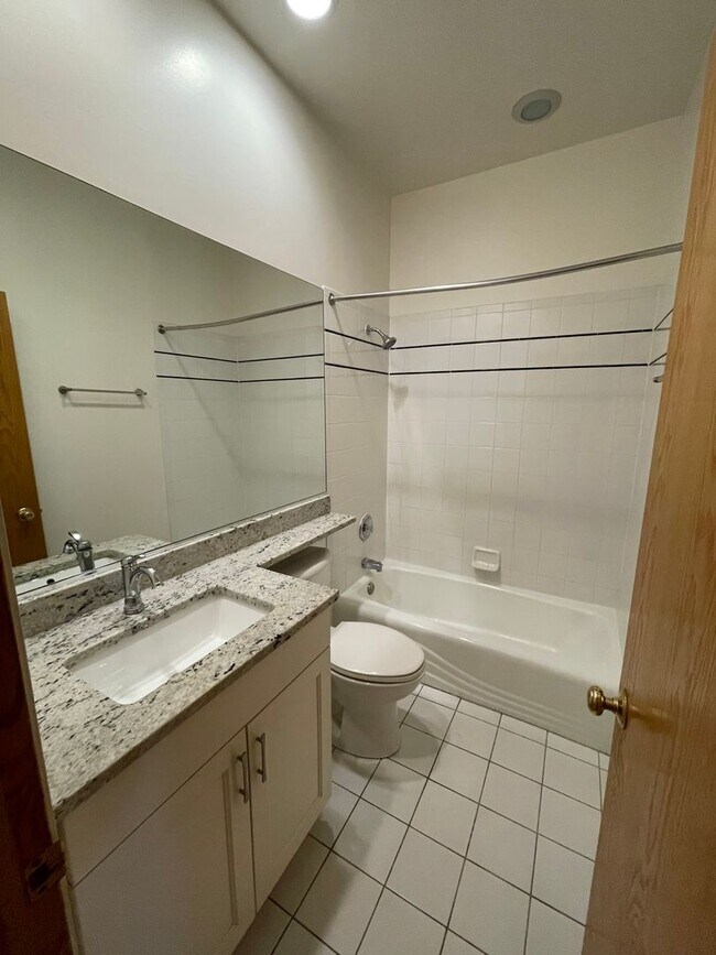 Building Photo - Very Spacious 5 BR/3 BA Duplex in Lincoln ...