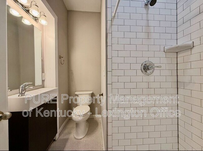 Building Photo - 611 N Broadway