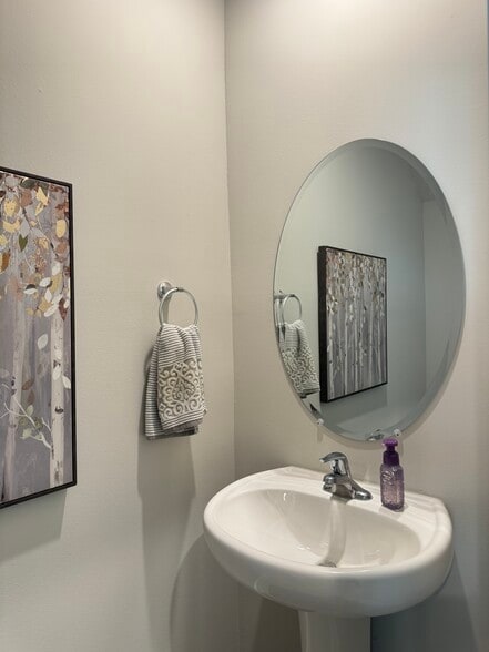 Building Photo - 5649 Mentmore Dr