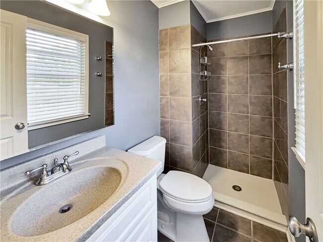 Building Photo - 2395 Powers Ferry Dr SE