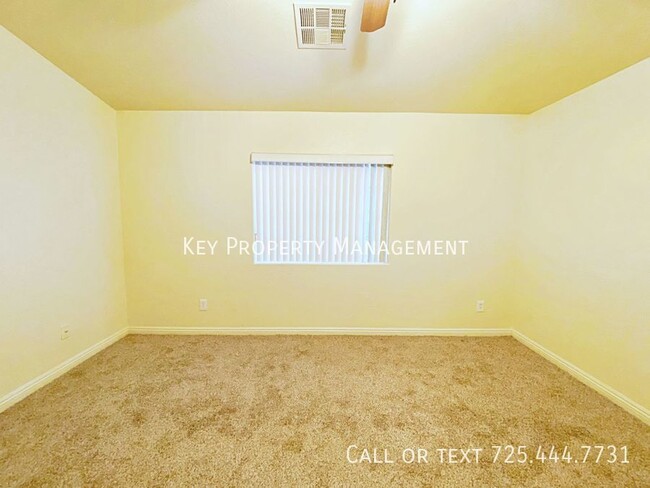 Building Photo - SINGLE STORY 2 BEDROOM TOWNHOME NEAR 215/N...