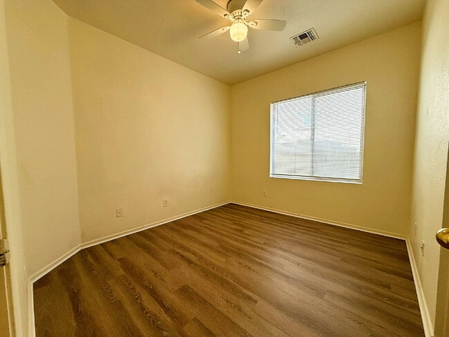 Building Photo - "Charming 3-Bed, 2-Bath Oasis with 1,430 Sq Ft in Phoenix's Heart!"