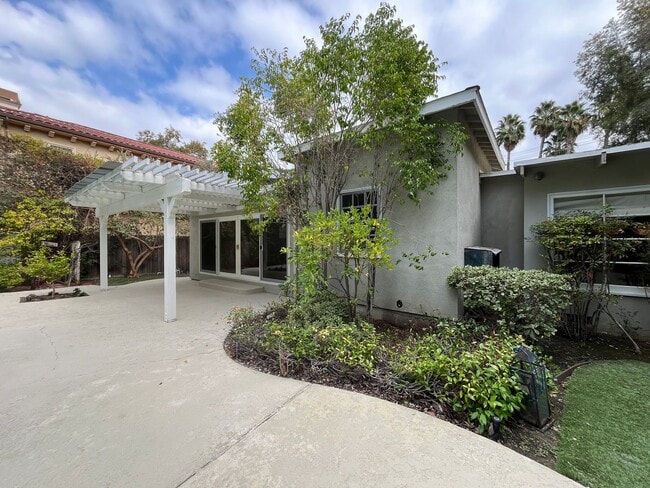 Building Photo - Encino 3+3 w/gated entry, pool + solar pan...
