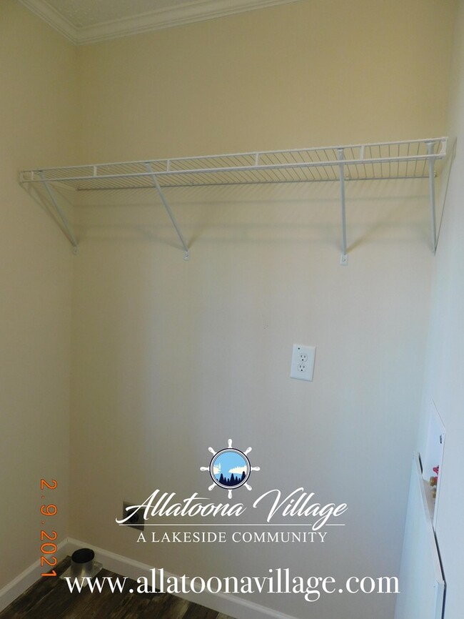 Building Photo - Lake Allatoona Living and 1 mile from Down...