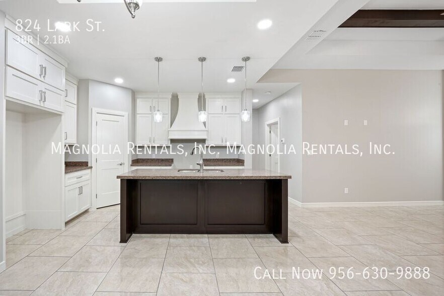 Building Photo - 824 Lark St