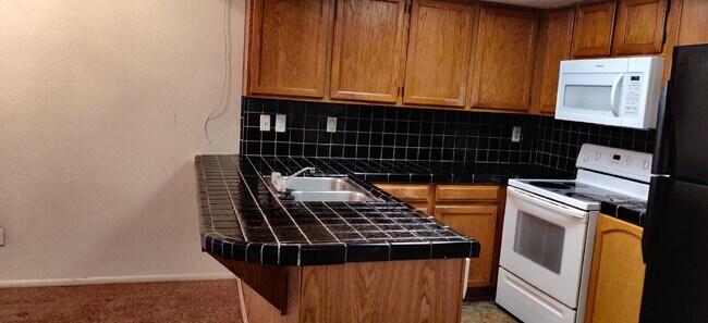 Building Photo - 3 bedroom 2 bathroom townhome available fo...