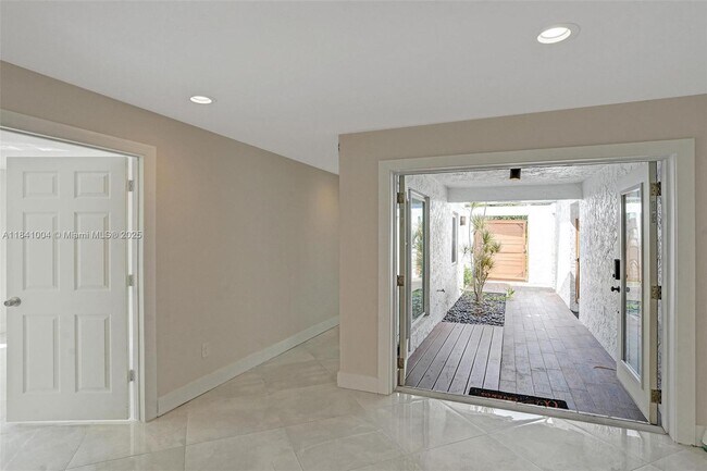 Building Photo - 7425 Silver Woods Ct