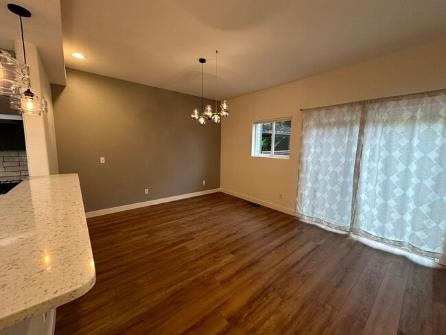 Building Photo - Application Pending - 3 Bedroom Townhouse For Rent In Hood River