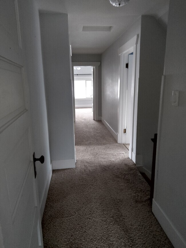 Building Photo - 1308 E Queen Ave