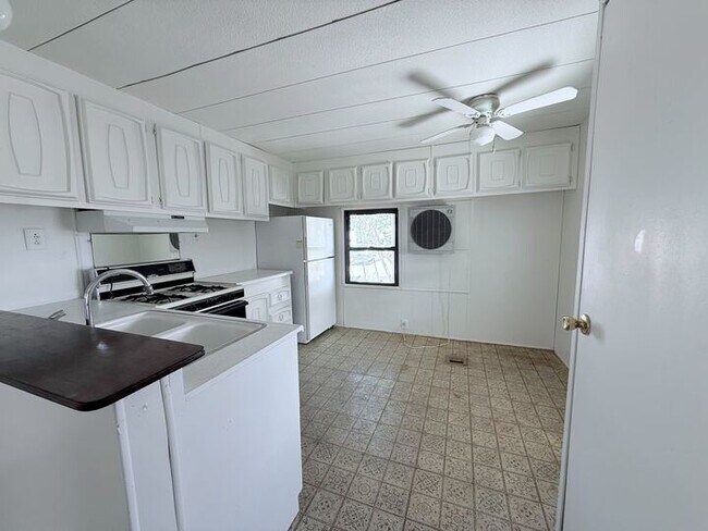 Building Photo - 3601 E Wyoming Ave