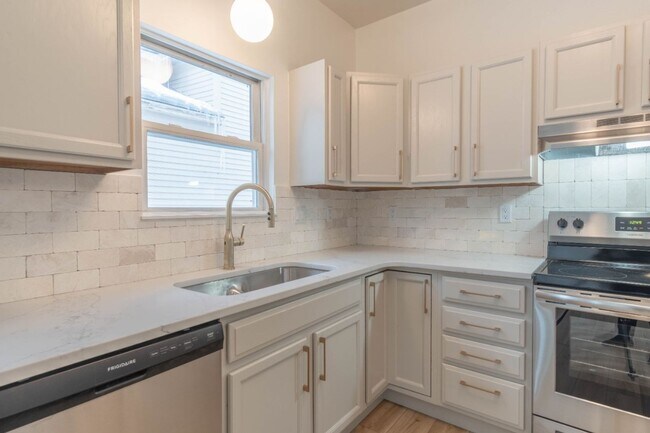 Building Photo - 3 Bedroom Single Family