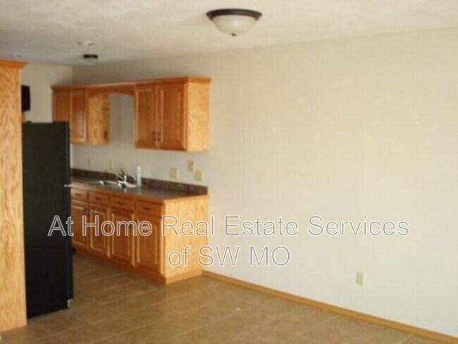 Building Photo - 1133 N Westwood Ave