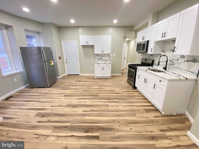 Building Photo - 1426 W Rockland St