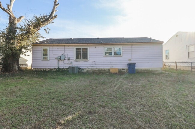 Building Photo - Beautifully Redone 3 Bedroom House! Available for Immediate Move in!