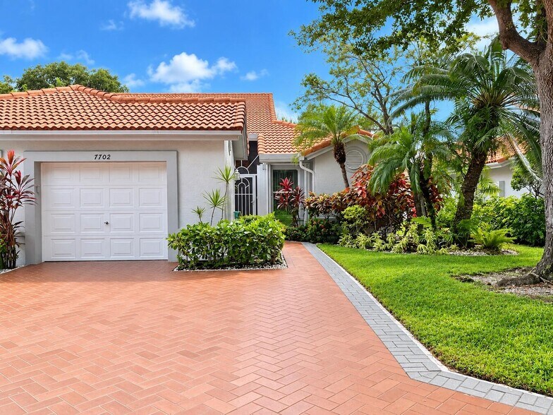 Building Photo - 7702 Majestic Palm Dr