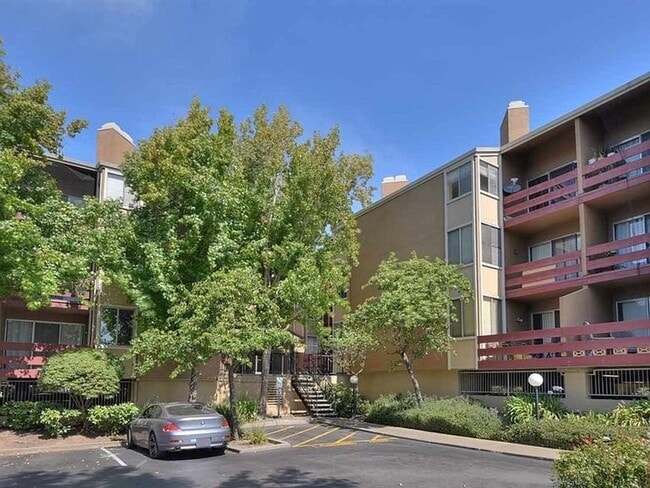 Building Photo - Great 2 bed 2 bath Condo in San Pablo Gate...